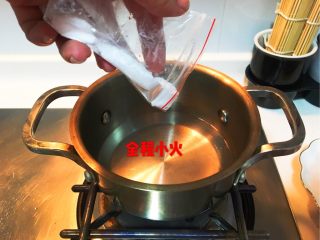 3、日料，改良版樱花水信玄饼,如图所示，将白凉粉倒入凉白开中，全程小火，直至烧开，切记在烧的过程当中，要不停地搅拌