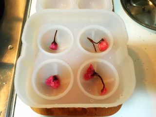 4、日料，改良版樱花水信玄饼,因为下班时间我这个樱花没有泡到一个小时，所以花朵还没有来得及张开，大家只要学会步骤就可以