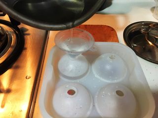 5、日料，改良版樱花水信玄饼, 将有白凉粉的开水倒入模具当中，配方的分量是四个球的量