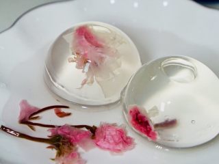 8、日料，改良版樱花水信玄饼,为了让樱花飘起来，我放的白糖水，凉的哦????