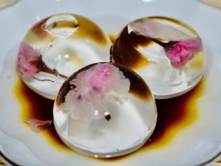 12、日料，改良版樱花水信玄饼,这个是在白糖水的基础上，又放了一点点红糖水，从中间倒入