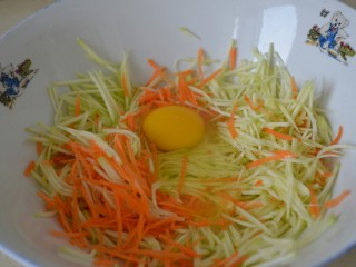1、茭瓜鸡蛋饼,茭瓜胡萝卜（半个）去皮，刨成细丝，加入一个鸡蛋。