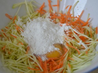 2、茭瓜鸡蛋饼,加入少量面粉，一勺盐。