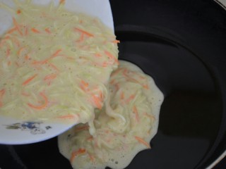 4、茭瓜鸡蛋饼,平底锅放一勺花生油，油微热倒入面糊，保持小火。
