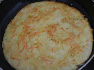 7、茭瓜鸡蛋饼,一面成型后，轻轻晃动锅，让饼能脱离锅就可以。