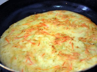 8、茭瓜鸡蛋饼,轻轻翻面，两面煎至金黄色即可。