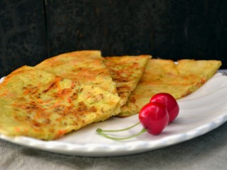 9、茭瓜鸡蛋饼,切开就可以享用了。