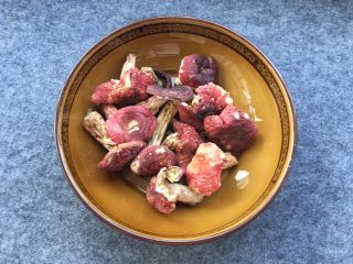 1、红菇炖土鸡～补血必选！,提前准备好干红菇100克。