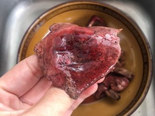 2、红菇炖土鸡～补血必选！,因为是野生红菇，表面附有很多泥巴和其他物质等，需要放水里清洗干净。