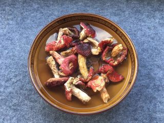 3、红菇炖土鸡～补血必选！,清洗干净的红菇放入水中泡软，我泡3个小时。