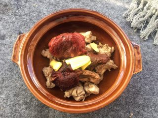 15、红菇炖土鸡～补血必选！,姜片放入鸡肉中。