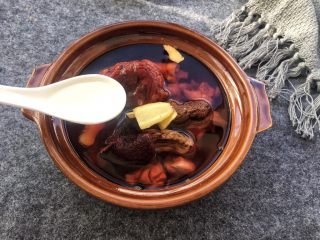 18、红菇炖土鸡～补血必选！,最后放入2勺白酒去腥。