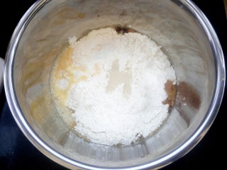 3、#甜味#红糖红枣核桃面包,放凉的红糖水倒盆里，接着放面包粉，白糖，盐，鸡蛋，酵母进行搅拌和面