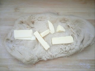 6、#甜味#红糖红枣核桃面包,扒开面团放入室温软化的黄油