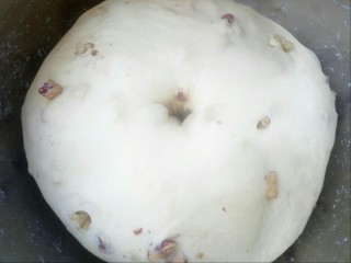 10、#甜味#红糖红枣核桃面包,发酵好的面团明显涨大至2倍，用手指按下去不会迅速回弹