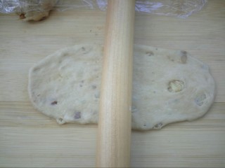 13、#甜味#红糖红枣核桃面包,将松弛好的面团擀成椭圆形面片