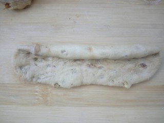 14、#甜味#红糖红枣核桃面包,把面片翻面横放，从上往下卷起收口