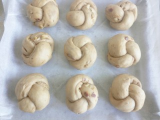 21、#甜味#红糖红枣核桃面包,所有都做好后整齐摆放在烤盘上，送入烤箱进行二次发酵至两倍大，（大概需要50分钟左右）我的烤箱不带发酵功能，只好在下面放杯热水，即保温度，又保湿度