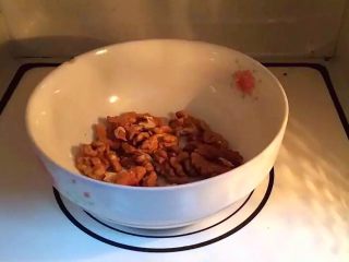 2、红枣核桃糯米糕,把核桃仁入微波炉烤2分钟至熟。