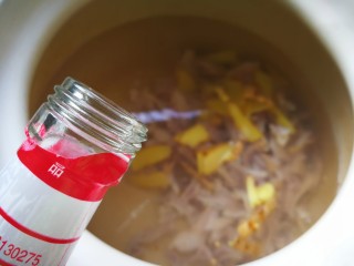 10、一碗汤#湘莲红枣板栗猪肚汤,滴几滴白醋大火烧开转小火煲大概一个小时，滴醋的目的是让猪肚的营养成分很好地适放到汤里，还可以去腥味。尤其是煲骨头汤时更需要它。