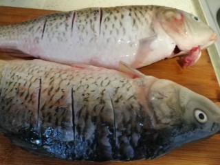2、年夜菜_麻辣清蒸江鲫鱼&一锅两吃,正反两面都划三刀（如图）