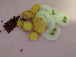 3、年夜菜_麻辣清蒸江鲫鱼&一锅两吃,准备花椒粒，葱片姜片