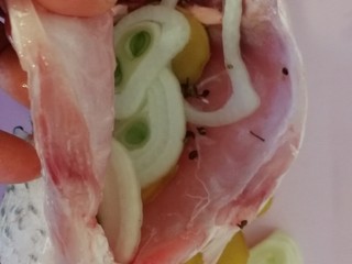 4、年夜菜_麻辣清蒸江鲫鱼&一锅两吃,把葱，姜，花椒粒分别塞进两个鱼肚子里（如图）。