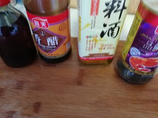 5、年夜菜_麻辣清蒸江鲫鱼&一锅两吃,备料：香油，料酒，香醋，海鲜酱油。