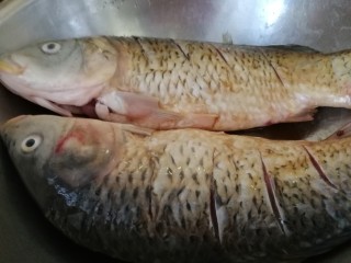 7、年夜菜_麻辣清蒸江鲫鱼&一锅两吃,把盐也是同样抹到两个鱼身上。