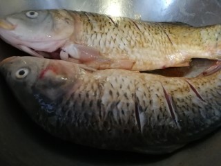 8、年夜菜_麻辣清蒸江鲫鱼&一锅两吃,把料酒，海鲜酱油也是同样抹到两个鱼身上。