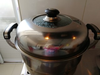 9、年夜菜_麻辣清蒸江鲫鱼&一锅两吃,把鱼放进蒸锅里，开大火蒸，开锅后20分钟就蒸好了。