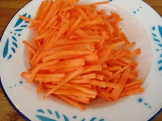 11、年夜菜_麻辣清蒸江鲫鱼&一锅两吃,胡萝卜切丝