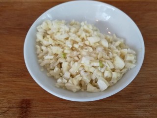 13、年夜菜_麻辣清蒸江鲫鱼&一锅两吃,蒜切沫