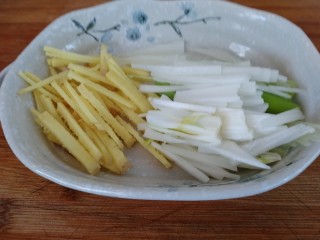 14、年夜菜_麻辣清蒸江鲫鱼&一锅两吃,姜丝和葱丝