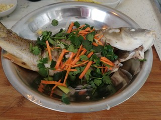 16、年夜菜_麻辣清蒸江鲫鱼&一锅两吃,第二盘