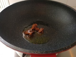 17、年夜菜_麻辣清蒸江鲫鱼&一锅两吃,起油锅，放入川崎火锅底料