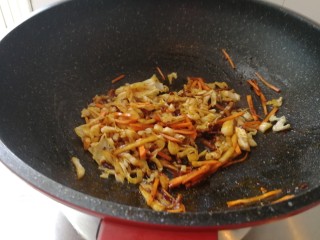 18、年夜菜_麻辣清蒸江鲫鱼&一锅两吃,加白菜丝和胡萝卜丝加盐，糖，加香醋翻炒。