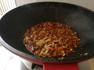 19、年夜菜_麻辣清蒸江鲫鱼&一锅两吃,加红烧酱油翻炒，加半碗水熬汁（如图）。