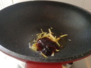 21、年夜菜_麻辣清蒸江鲫鱼&一锅两吃,第二条鱼，油热炒姜丝，放耗油，多放一点。