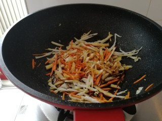 22、年夜菜_麻辣清蒸江鲫鱼&一锅两吃,加胡萝卜丝和白菜丝，加盐和糖加香醋翻炒。