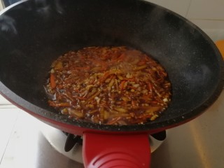 24、年夜菜_麻辣清蒸江鲫鱼&一锅两吃,加半碗水翻炒出汤汁（如图）。