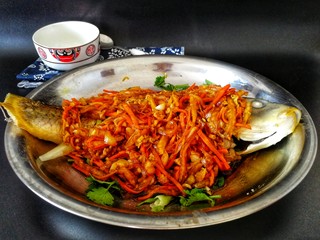 25、年夜菜_麻辣清蒸江鲫鱼&一锅两吃,把汤汁浇到第二个鱼盘里（成品图），这是蒜蓉耗油汁的鱼。