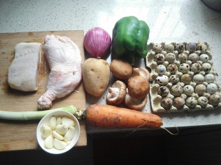 1、家庭版三汁焖锅,准备食材