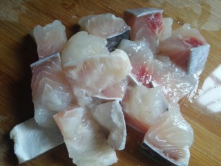 2、家庭版三汁焖锅,巴沙鱼块洗干净，切成大概2厘米的方块