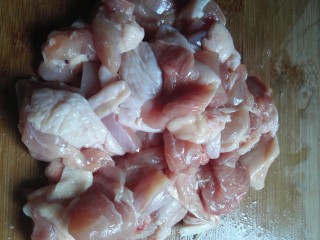 4、家庭版三汁焖锅,去骨的鸡腿切成丁