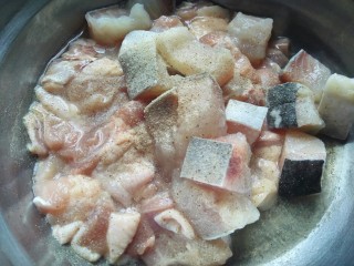 5、家庭版三汁焖锅,鱼和鸡腿加料酒，白胡椒粉，少许盐，抓匀腌制