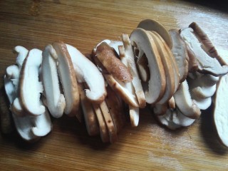 6、家庭版三汁焖锅,香菇去蒂，切片