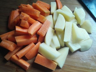 8、家庭版三汁焖锅,胡萝卜，土豆切条