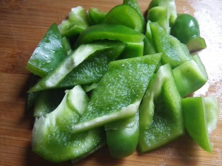 9、家庭版三汁焖锅,青椒切块