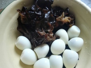 10、家庭版三汁焖锅,水发木耳摘净，鹌鹑蛋煮熟剥皮